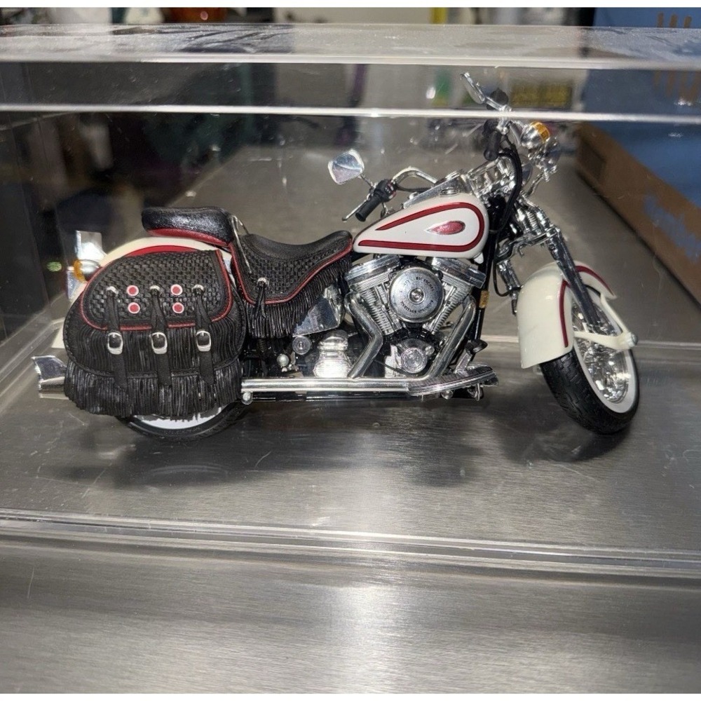 1997 Maisto 1:18 #31360 Harley Davidson FLSTS Heritage Springer